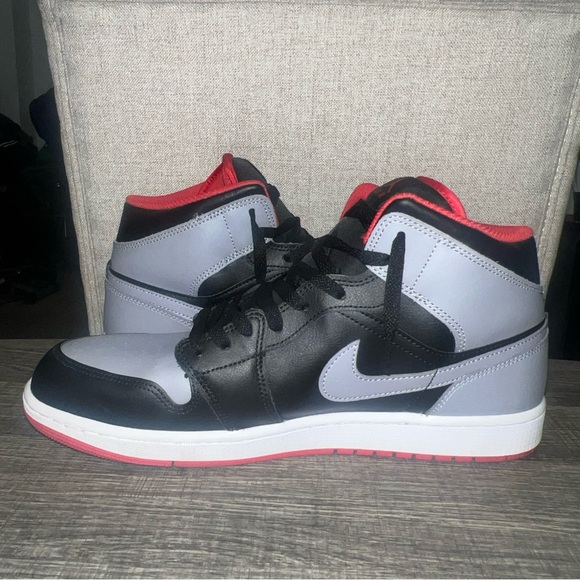 Men’s Size 12 Air Jordan 1 Mid 'Bred Shadow' WORN ONCE - Picture 4 of 9